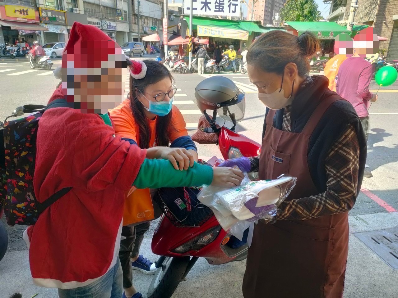 【每周五上午 高雄鳳山】成人心智障礙者─外出陪伴志工 的3張圖片組