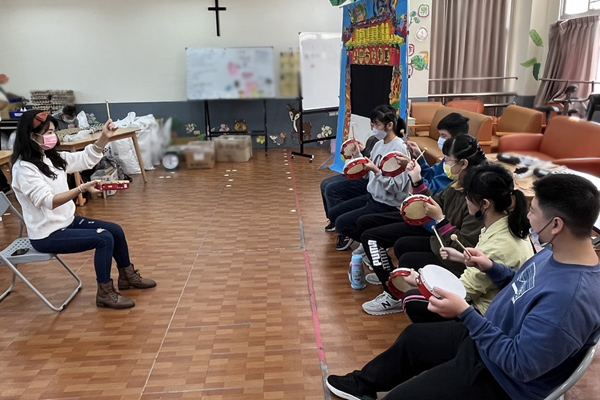 【周二上午 民雄】音樂律動課程陪伴志工 的第二張解說圖